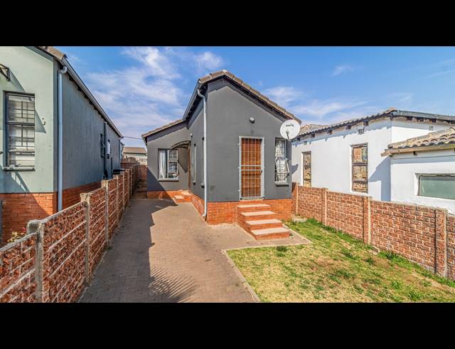 2 BEDROOM HOUSE FOR SALE IN SOUTH HILLS